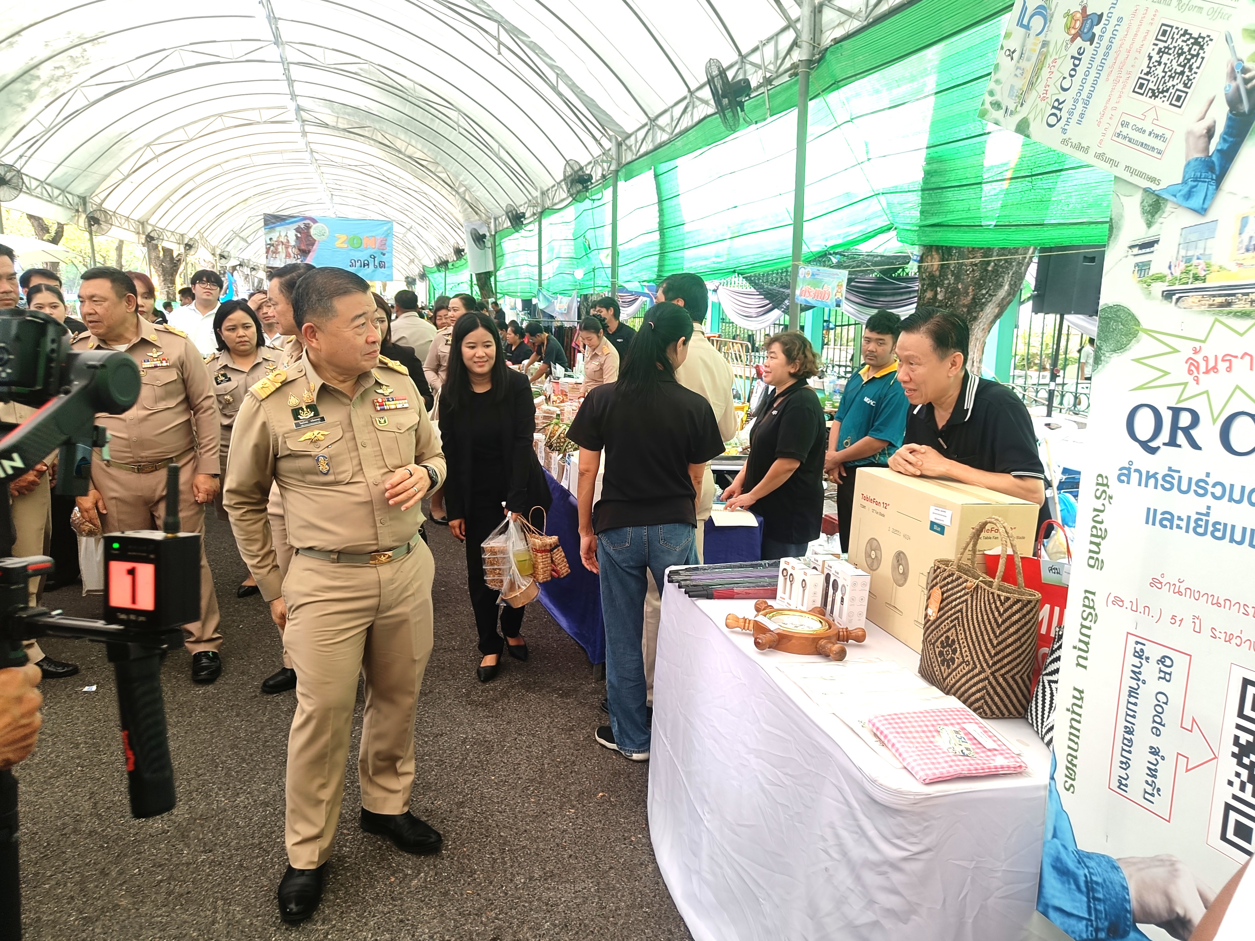 title - คณะทำงานฝ่ายติดตามประเมินผลการจัดงาน วันคล้ายวันสถาปนาสำนักงานการปฏิรูปที่ดินเพื่อเกษตรกรรม (ส.ป.ก.) ครบรอบ 51 ปี เปิดตั้งจุดให้ผู้ร่วมงานได้ร่วมสนุก เล่นเกมส์ และตอบแบบประเมินผลการจัดงาน ผ่านระบบออนไลน์
